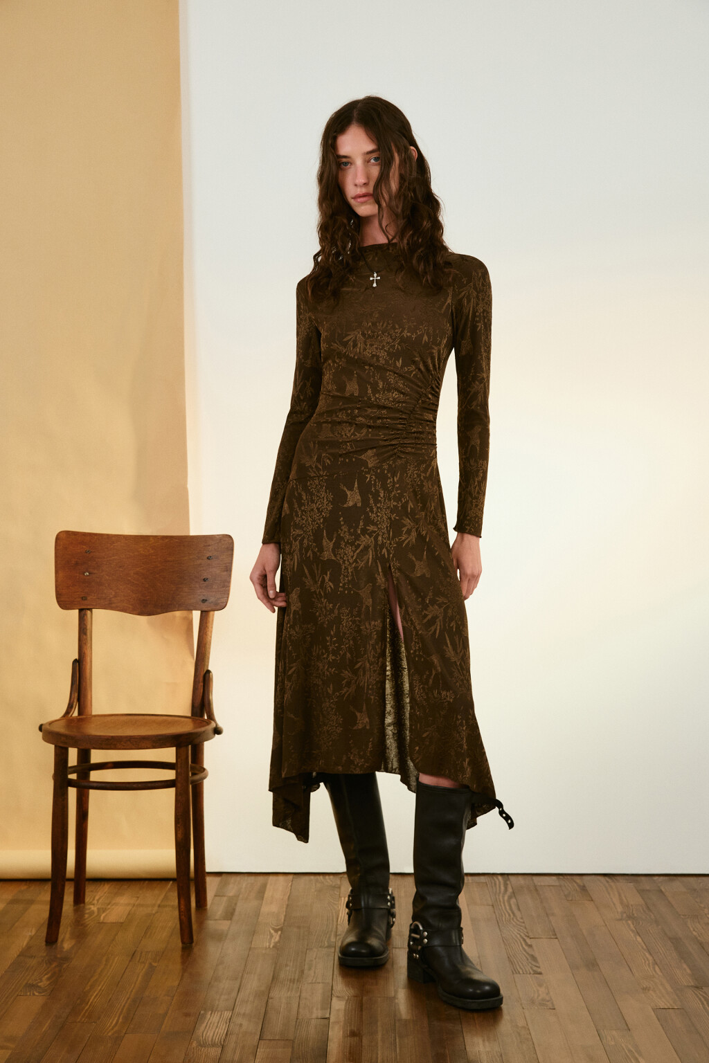 Платье асимметричное с драпировками - цвет коричневый - 4