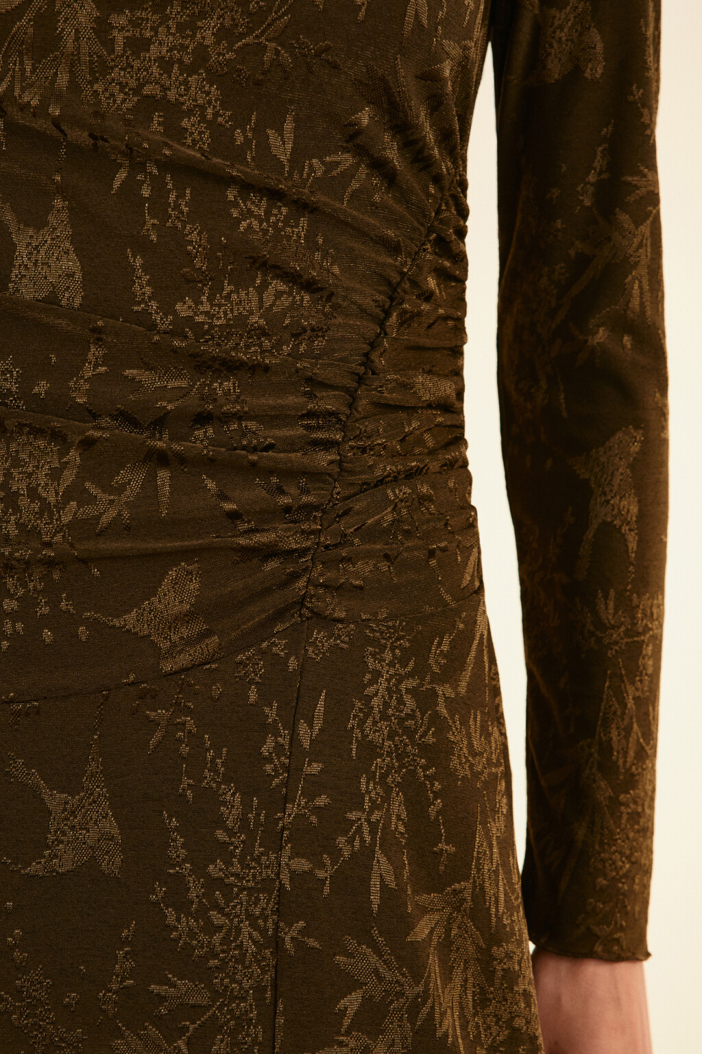 Платье асимметричное с драпировками - цвет коричневый - 5