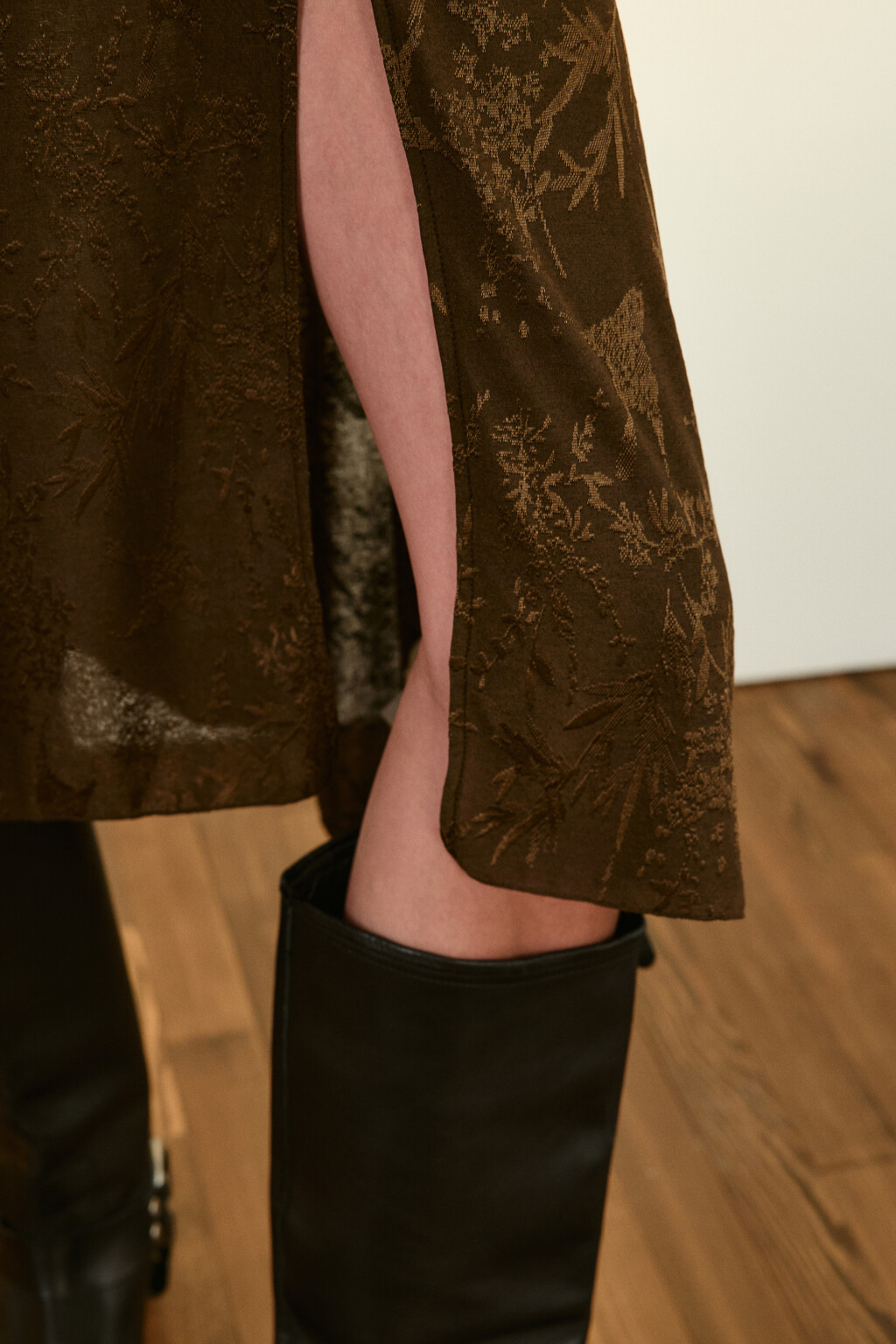 Платье асимметричное с драпировками - цвет коричневый - 6