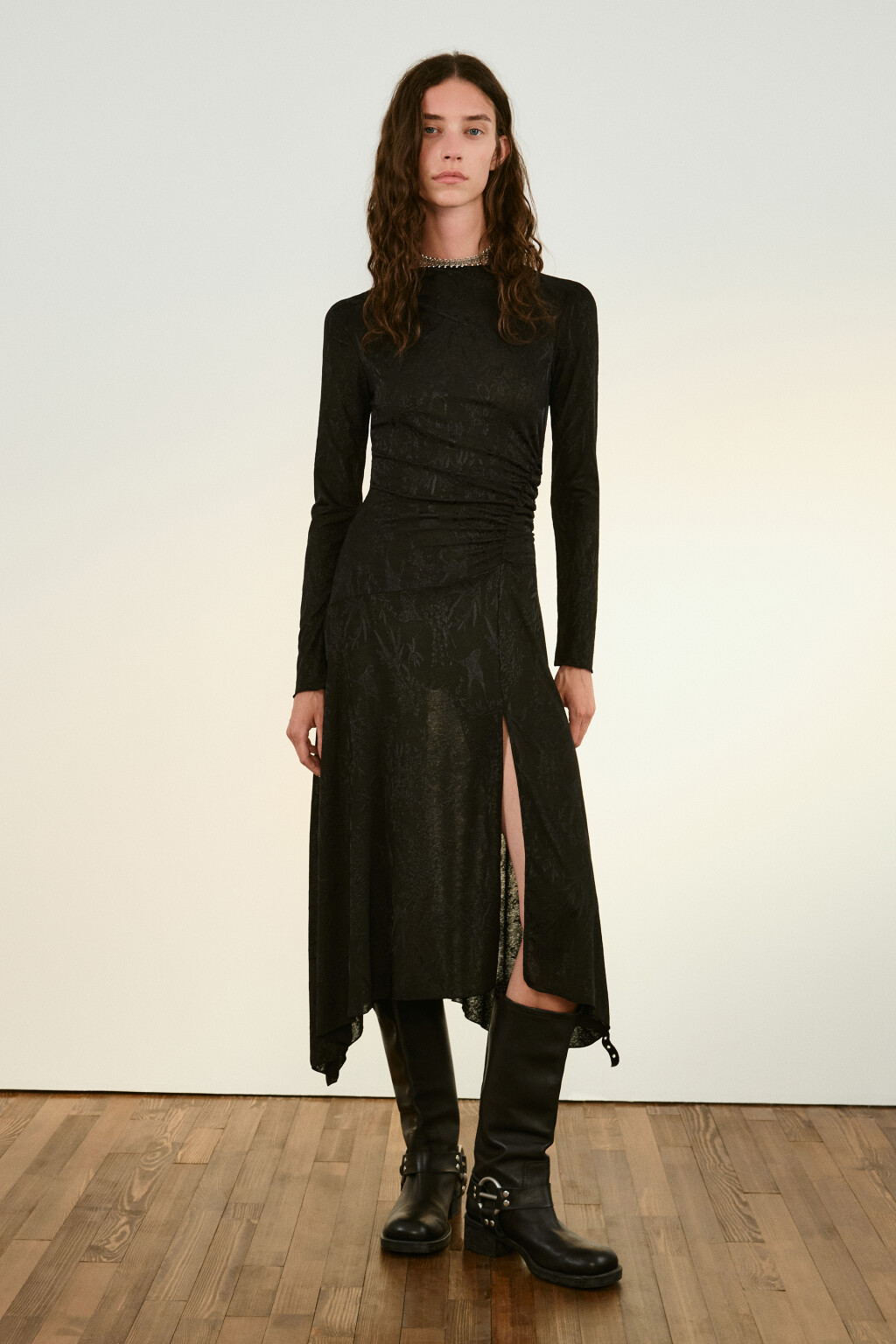 Платье асимметричное с драпировками - цвет черный - 2