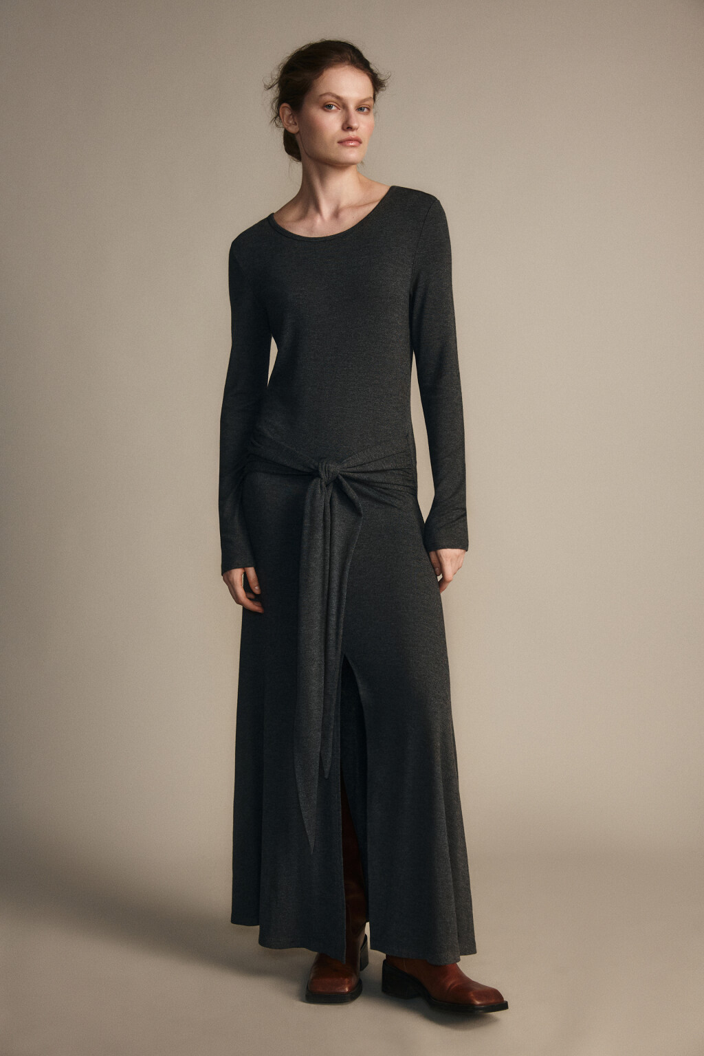 Платье макси трикотажное с поясом - цвет серый - 2