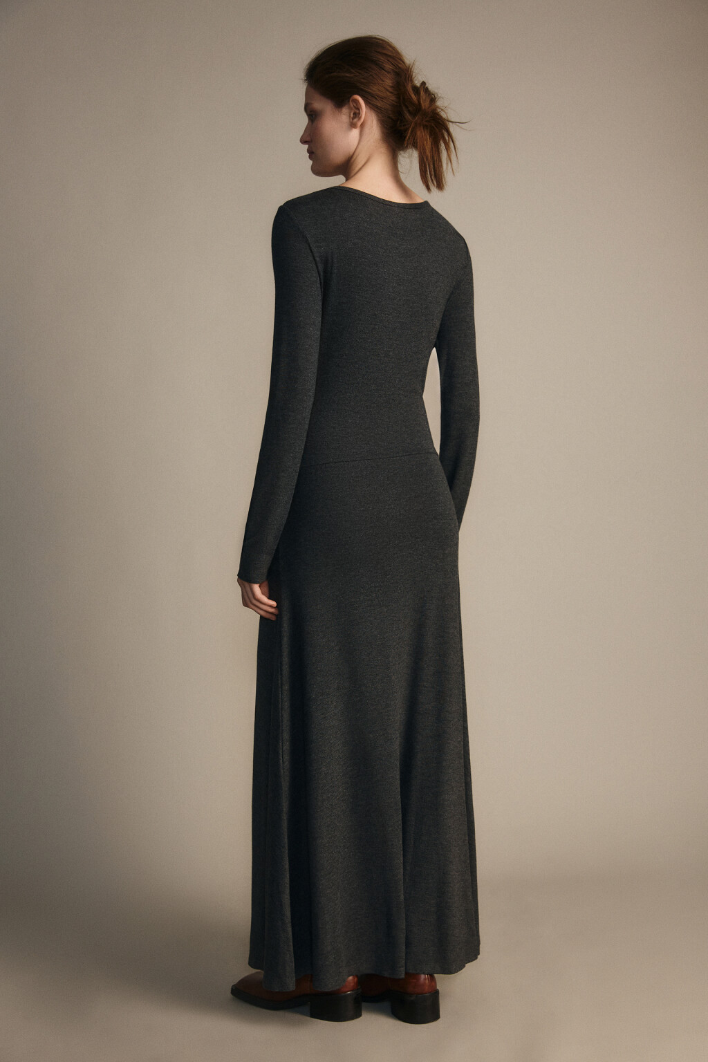 Платье макси трикотажное с поясом - цвет серый - 3