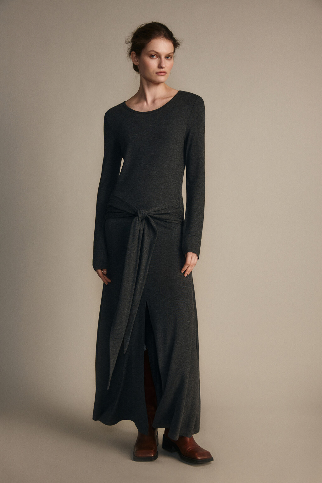 Платье макси трикотажное с поясом - цвет серый - 4