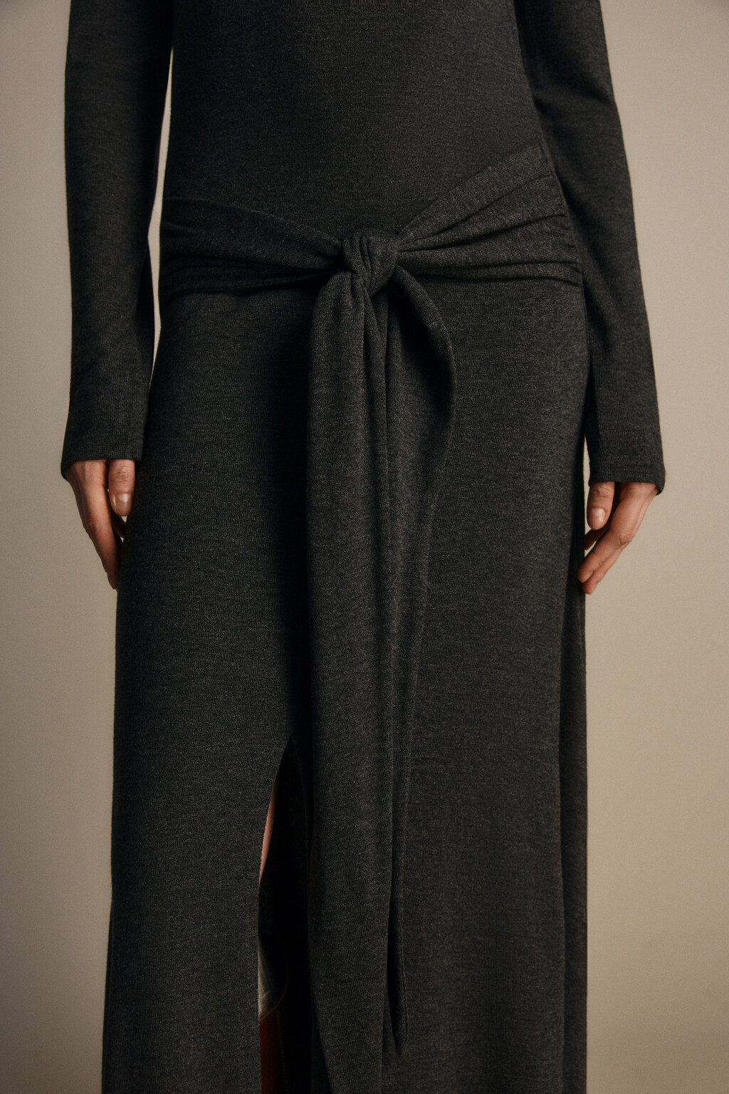 Платье макси трикотажное с поясом - цвет серый - 5