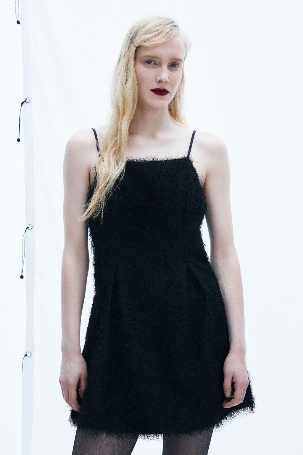 Платье мини на бретельках с меховой фактурой - цвет черный - 2