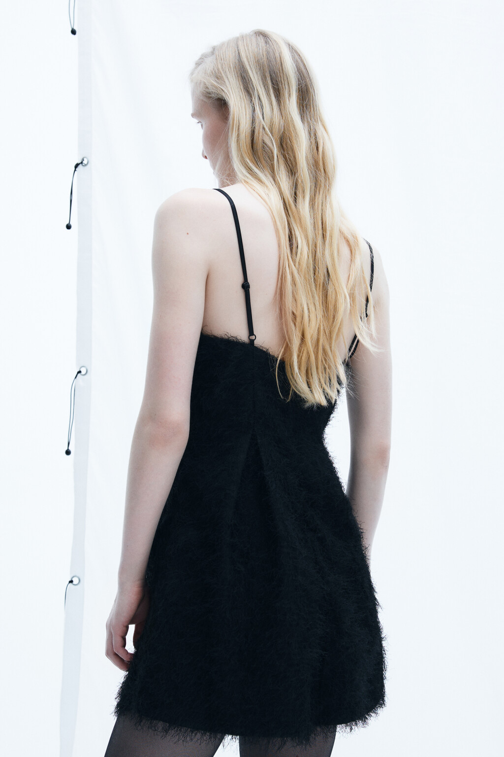 Платье мини на бретельках с меховой фактурой - цвет черный - 3