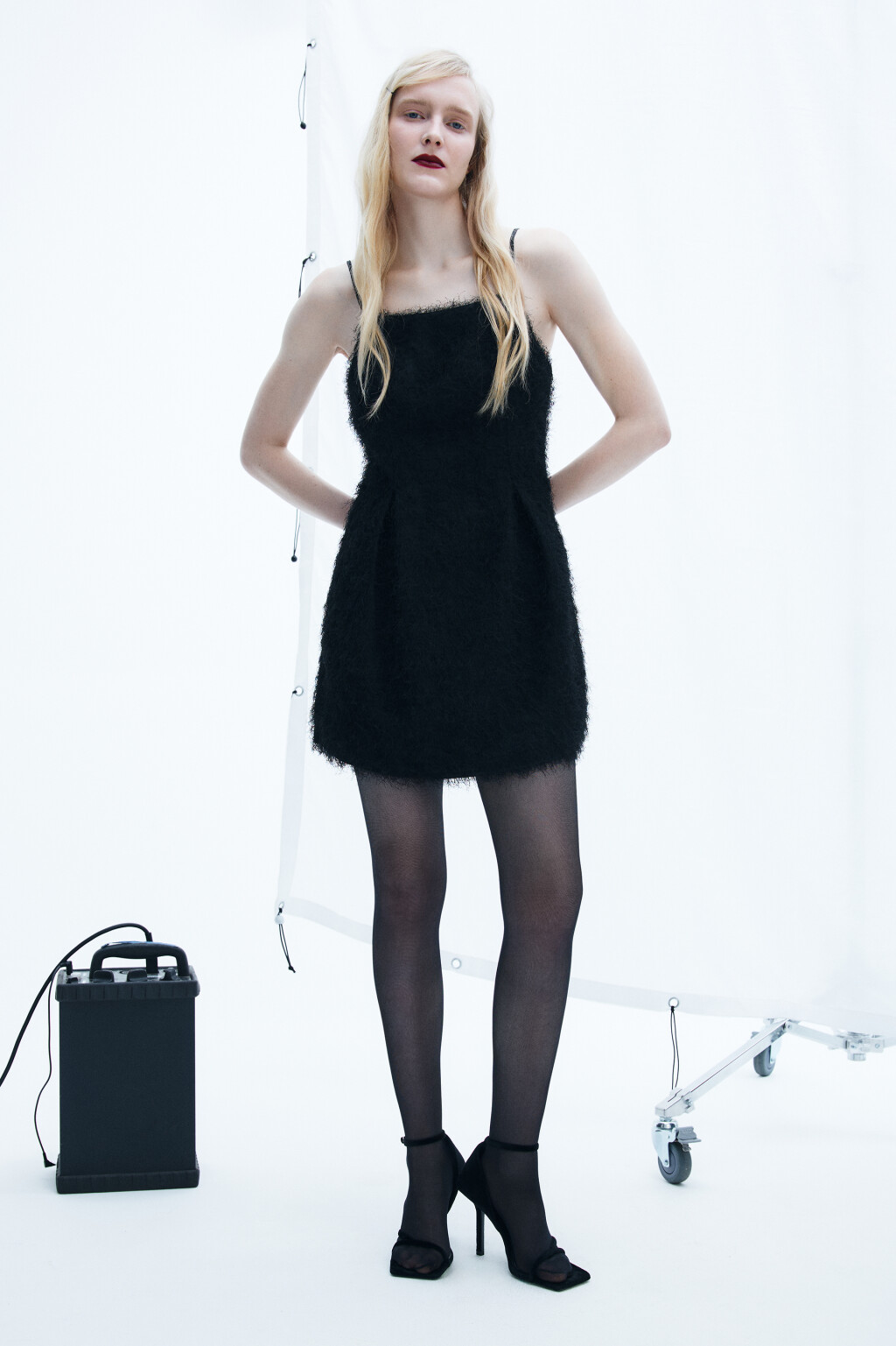 Платье мини на бретельках с меховой фактурой - цвет черный - 4