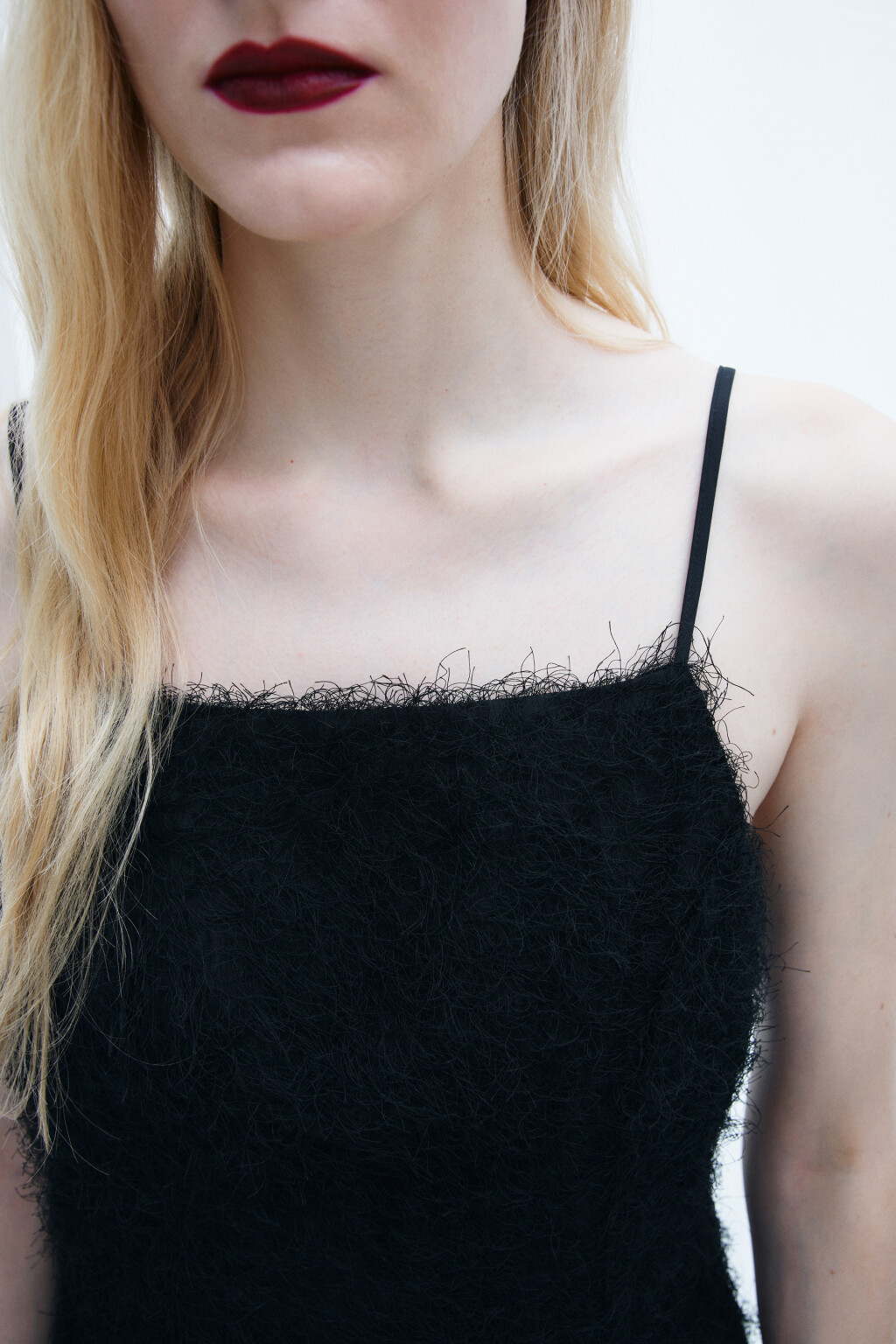 Платье мини на бретельках с меховой фактурой - цвет черный - 5