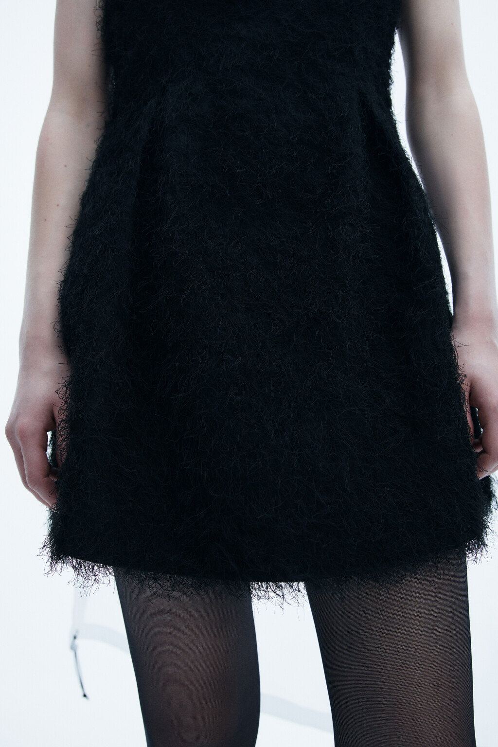 Платье мини на бретельках с меховой фактурой - цвет черный - 6