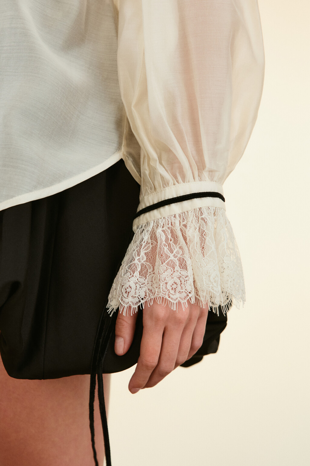 Блузка из тенсела с кружевом - цвет молочный - 7
