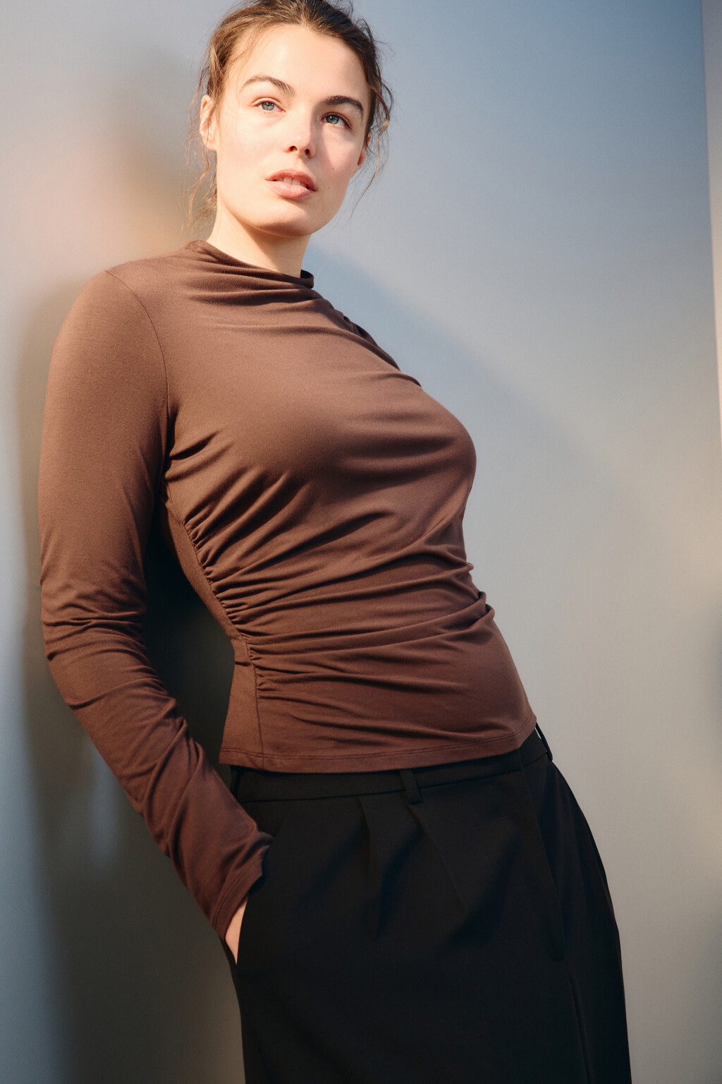 Лонгслив с воротником и драпировками - цвет коричневый - 1
