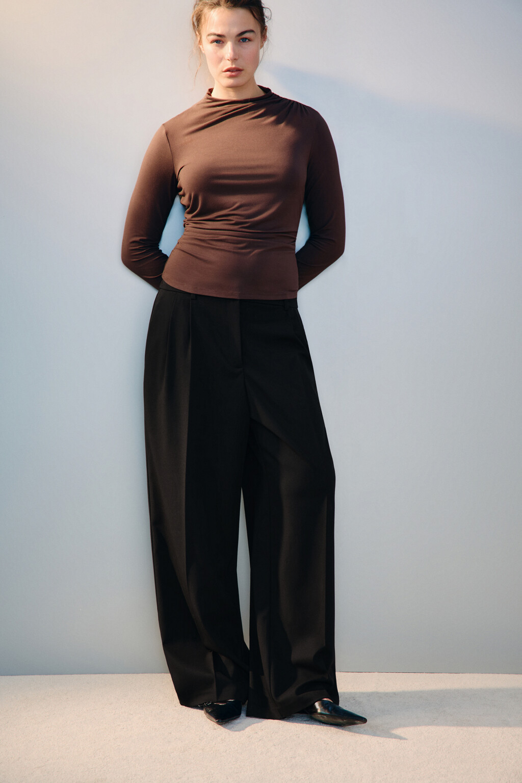 Лонгслив с воротником и драпировками - цвет коричневый - 2