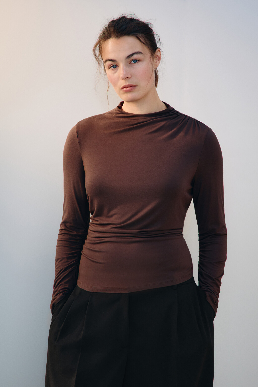 Лонгслив с воротником и драпировками - цвет коричневый - 3