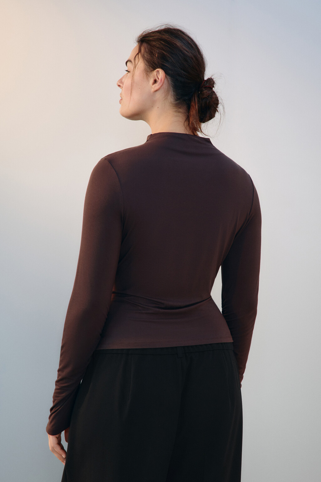 Лонгслив с воротником и драпировками - цвет коричневый - 4