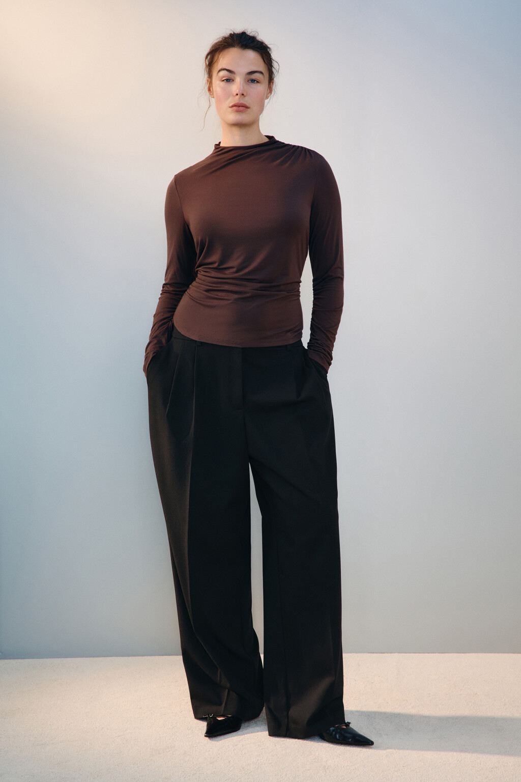 Лонгслив с воротником и драпировками - цвет коричневый - 5