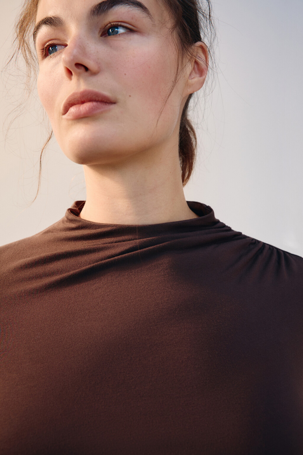 Лонгслив с воротником и драпировками - цвет коричневый - 6