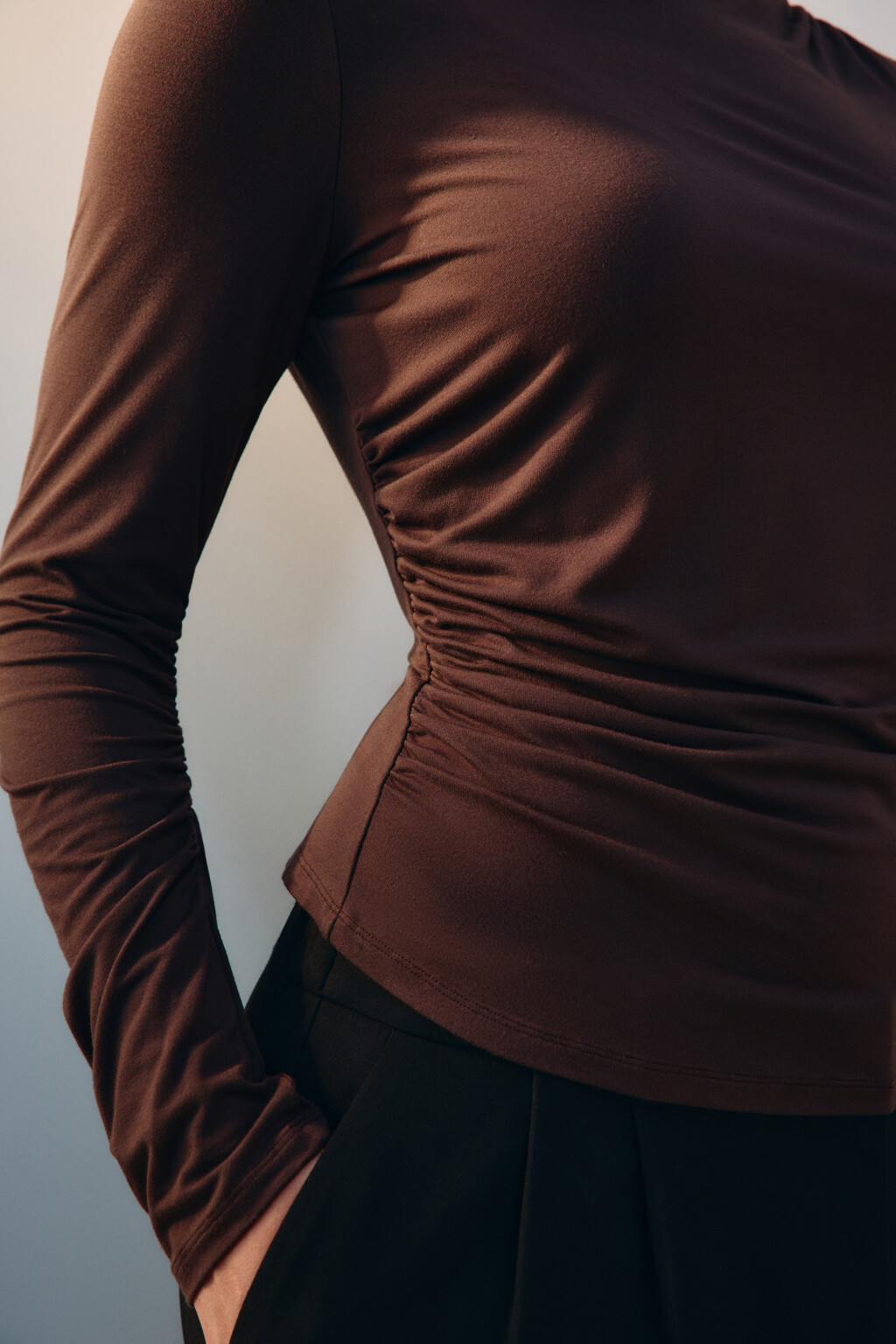 Лонгслив с воротником и драпировками - цвет коричневый - 7