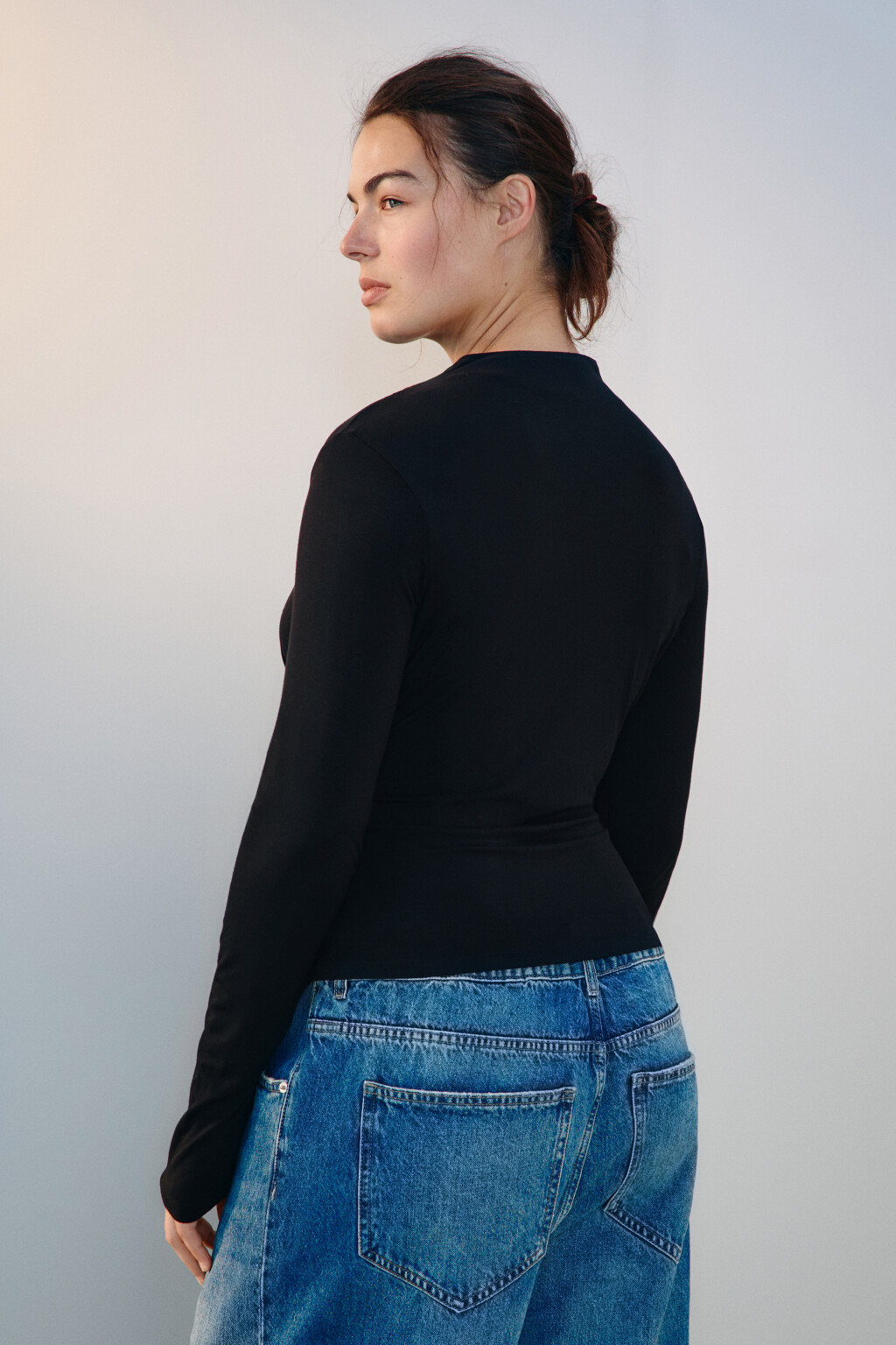 Лонгслив с воротником и драпировками - цвет черный - 3