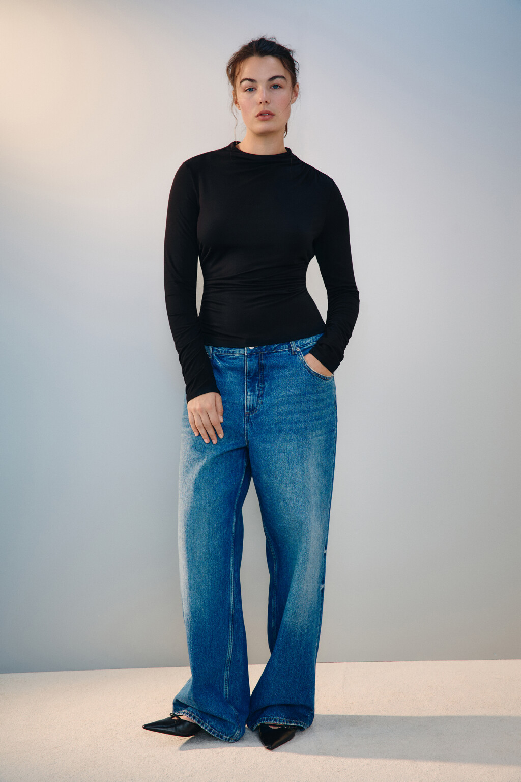 Лонгслив с воротником и драпировками - цвет черный - 4