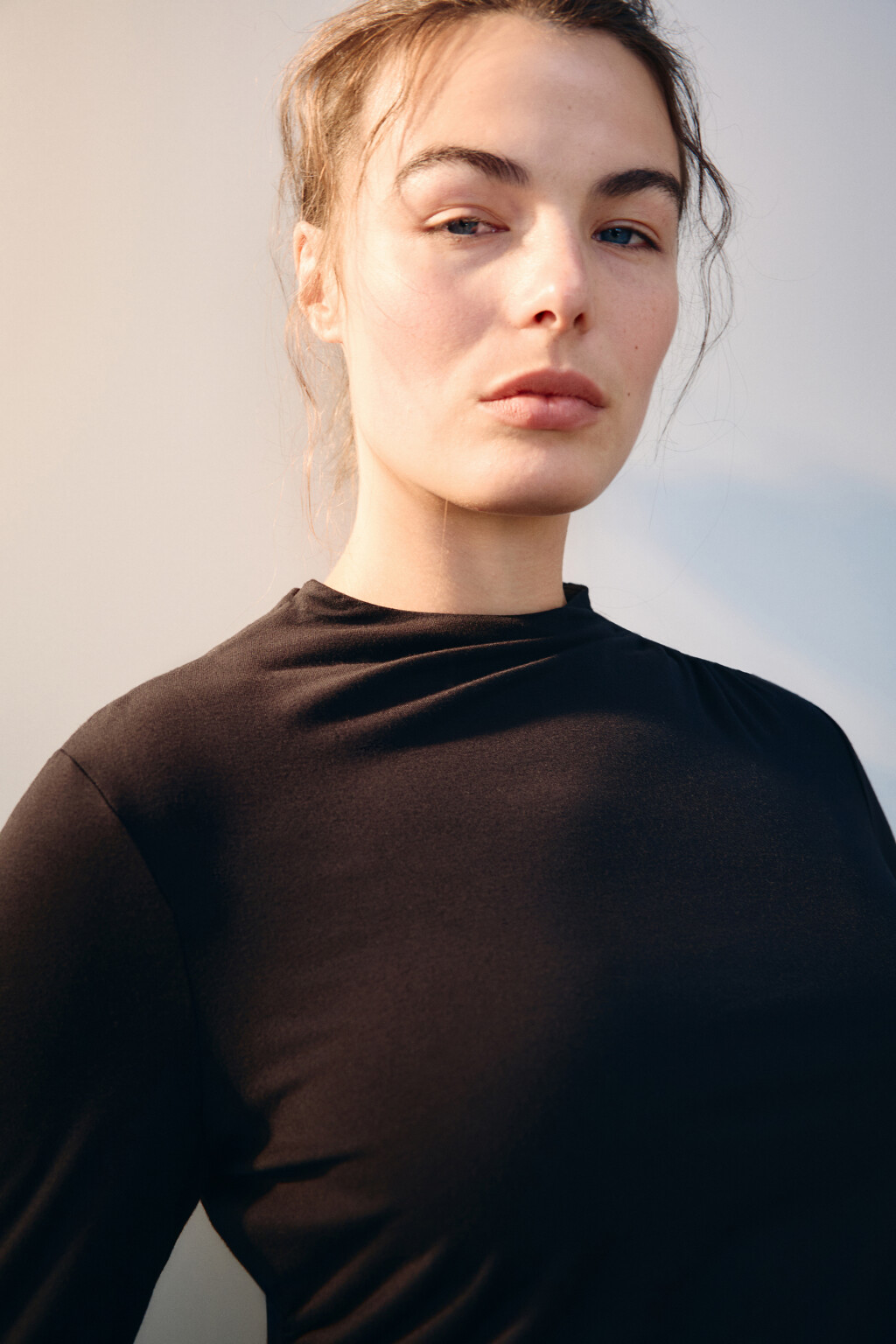 Лонгслив с воротником и драпировками - цвет черный - 6