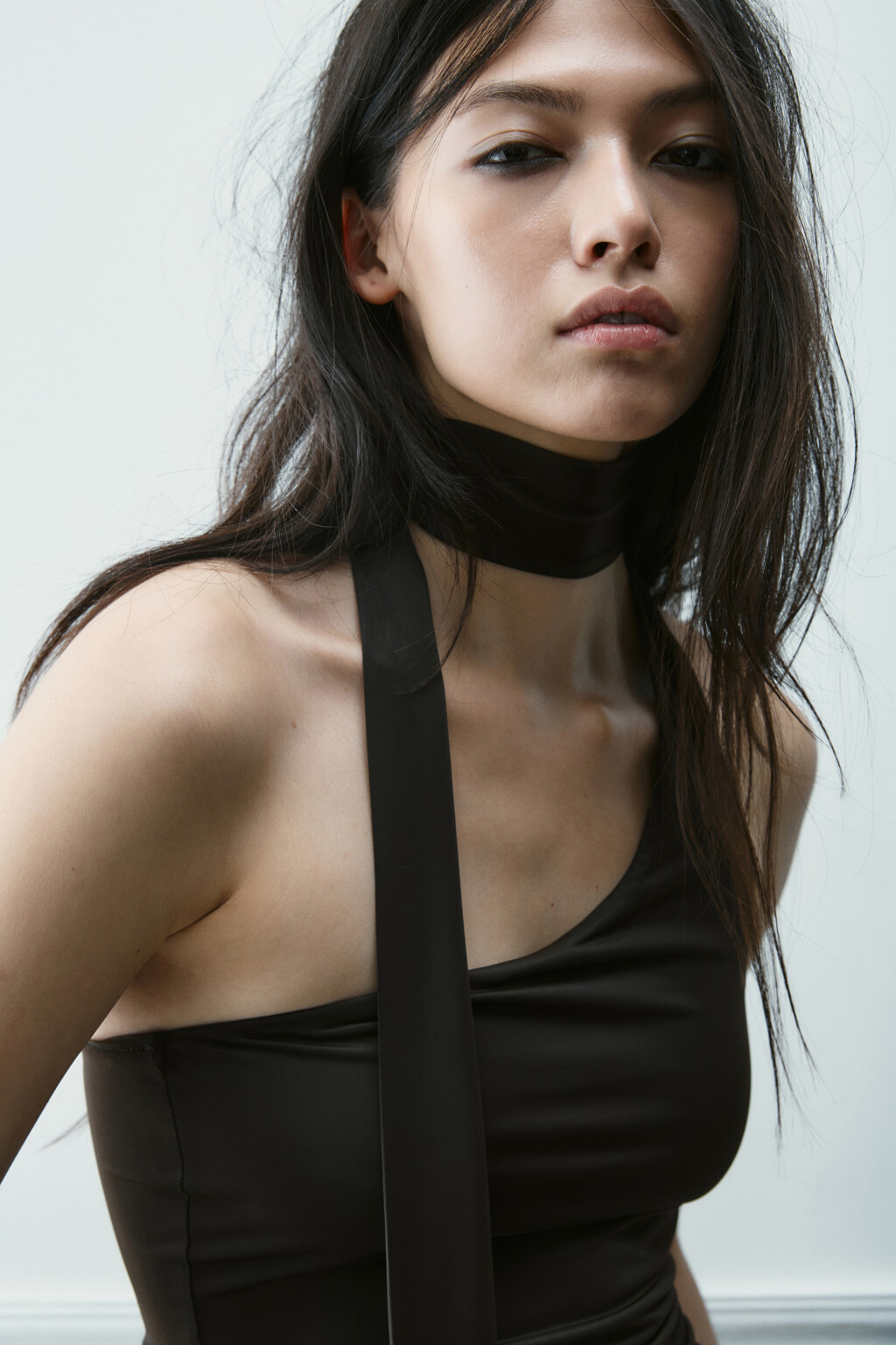 Топ на одно плечо с шарфом - цвет коричневый - 5