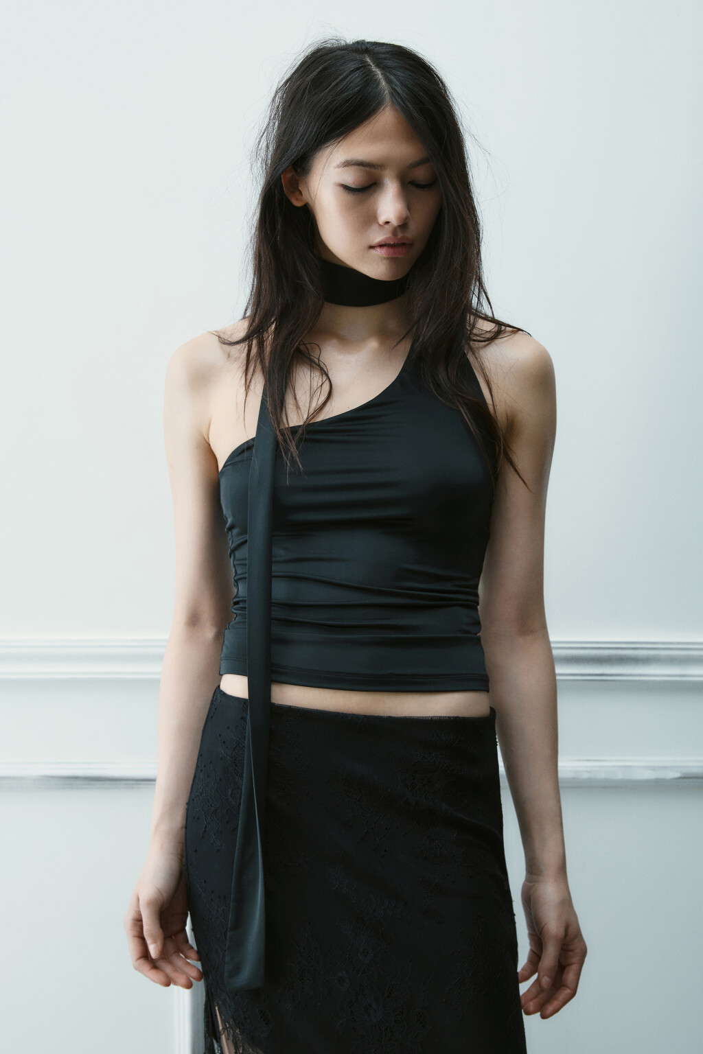 Топ на одно плечо с шарфом - цвет черный - 3