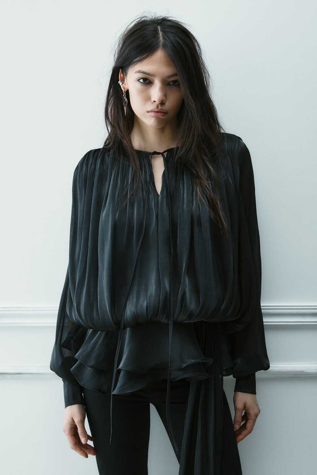 Блузка объемная с баской и поясом - цвет черный - 2