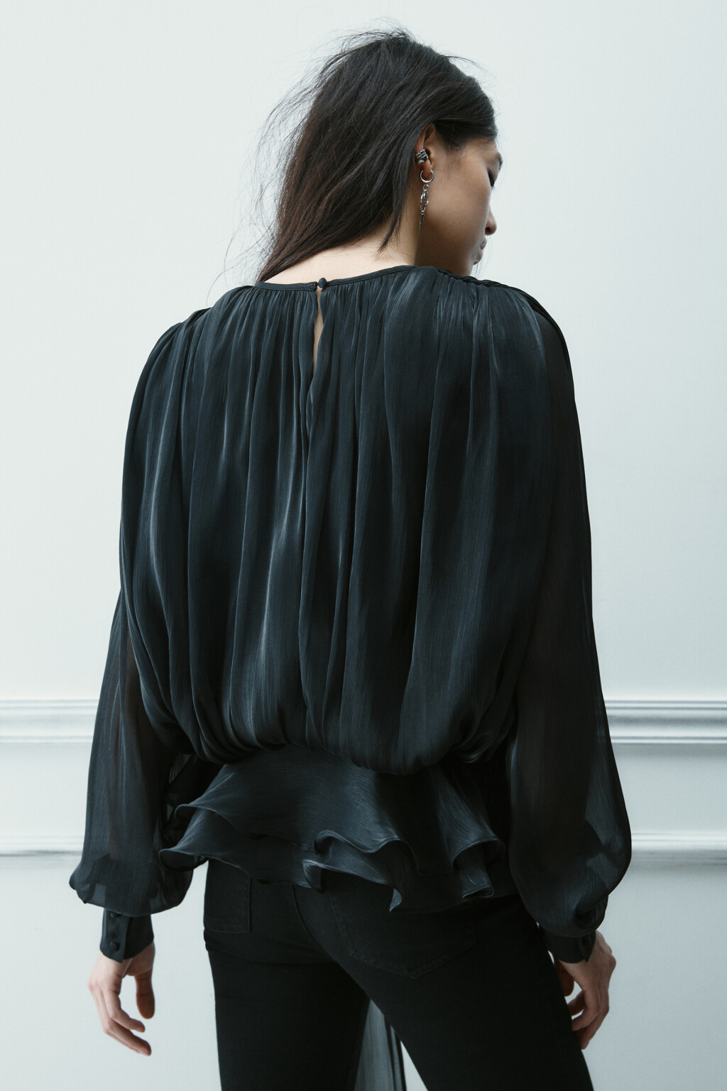 Блузка объемная с баской и поясом - цвет черный - 3