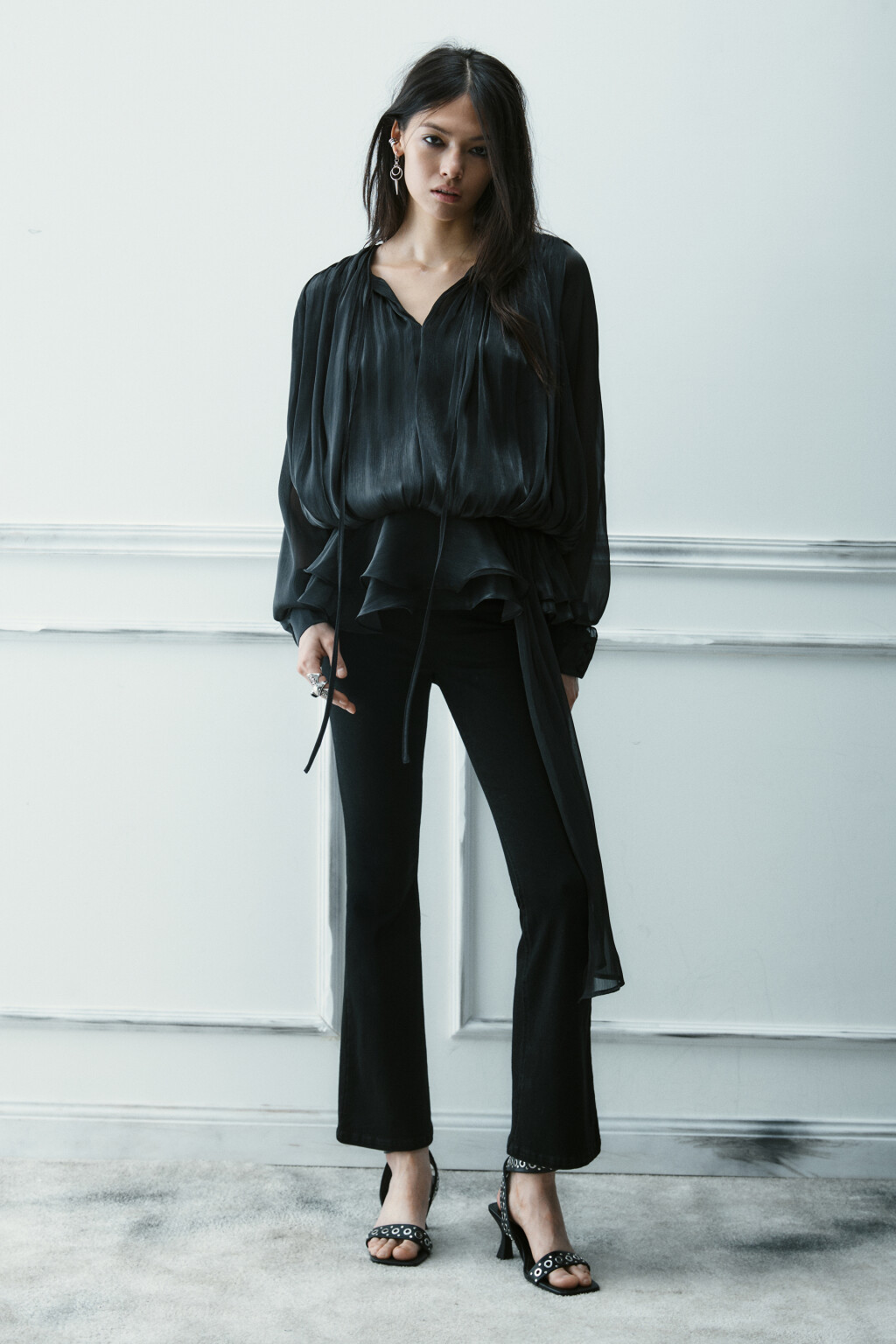 Блузка объемная с баской и поясом - цвет черный - 4