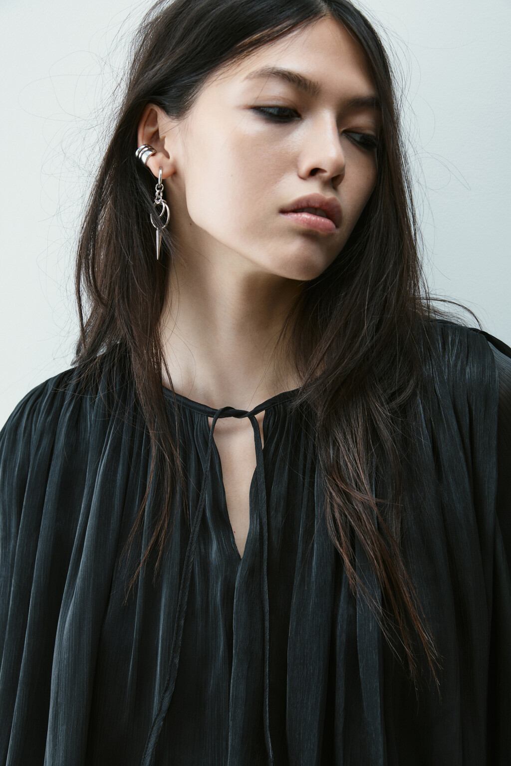 Блузка объемная с баской и поясом - цвет черный - 5