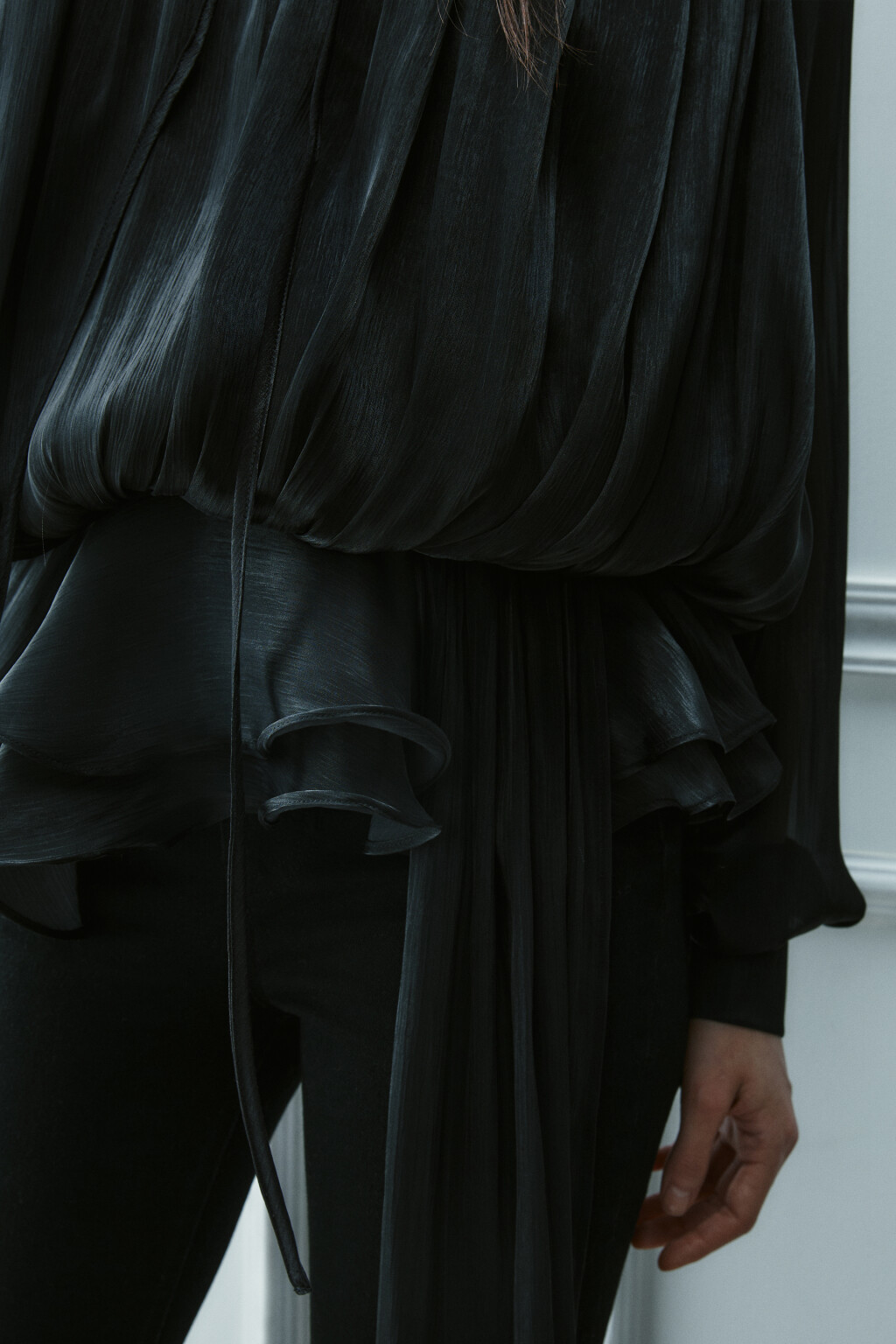 Блузка объемная с баской и поясом - цвет черный - 7