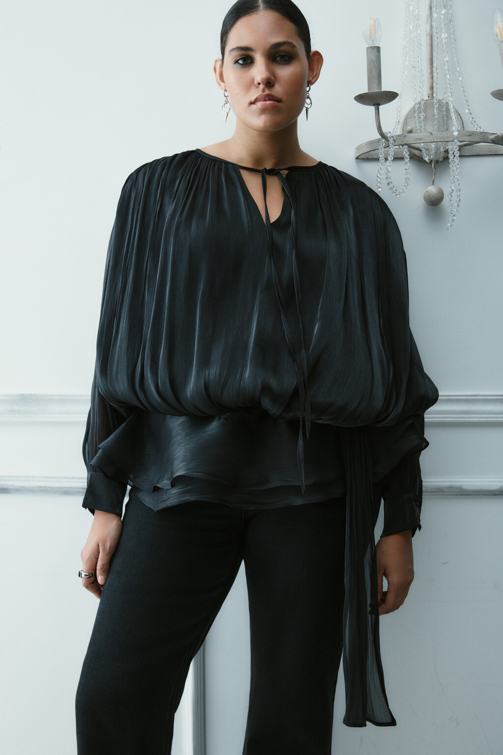Блузка объемная с баской и поясом - цвет черный - 2