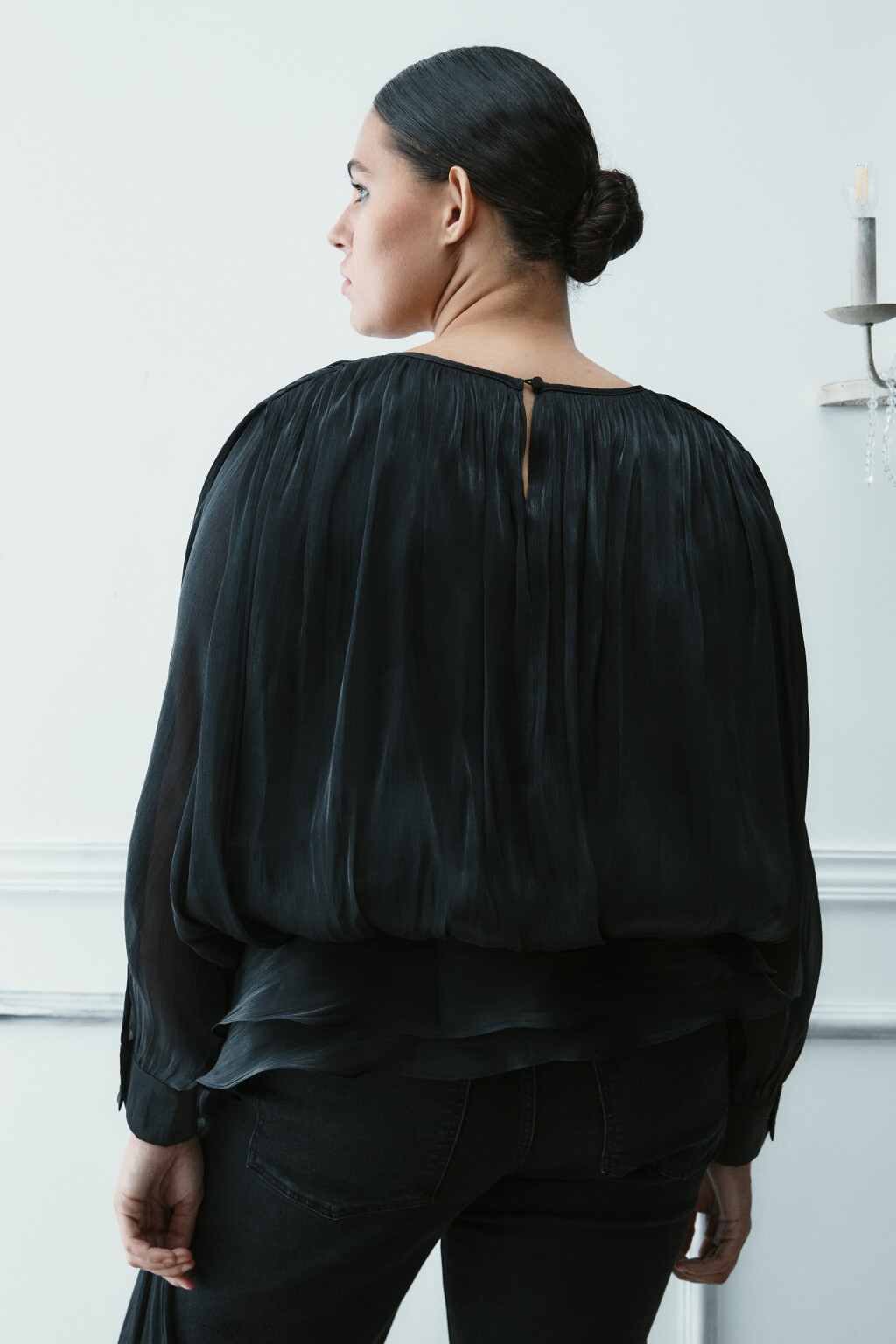 Блузка объемная с баской и поясом - цвет черный - 4