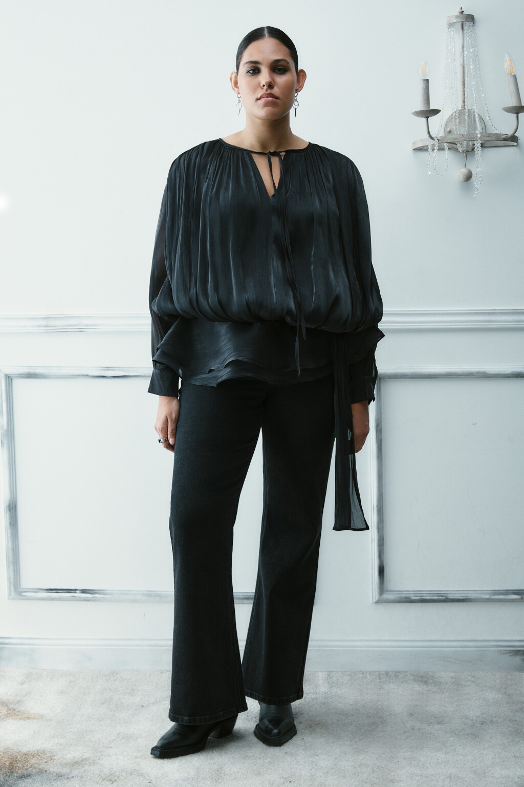 Блузка объемная с баской и поясом - цвет черный - 5