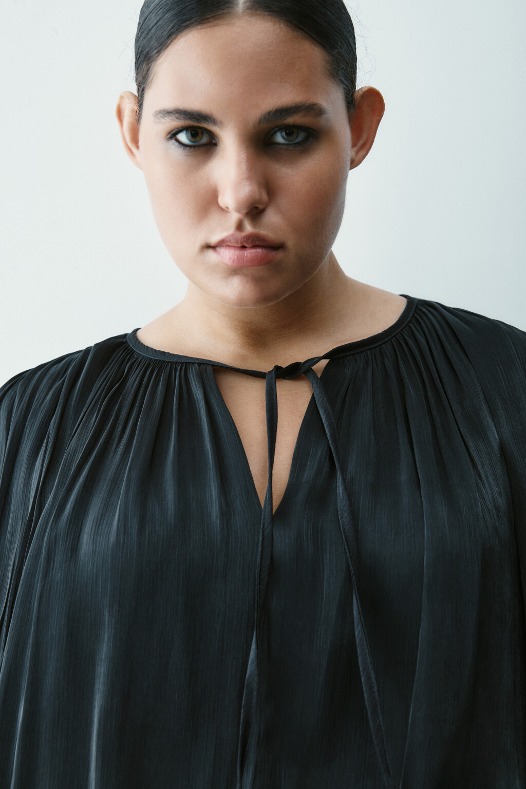 Блузка объемная с баской и поясом - цвет черный - 6