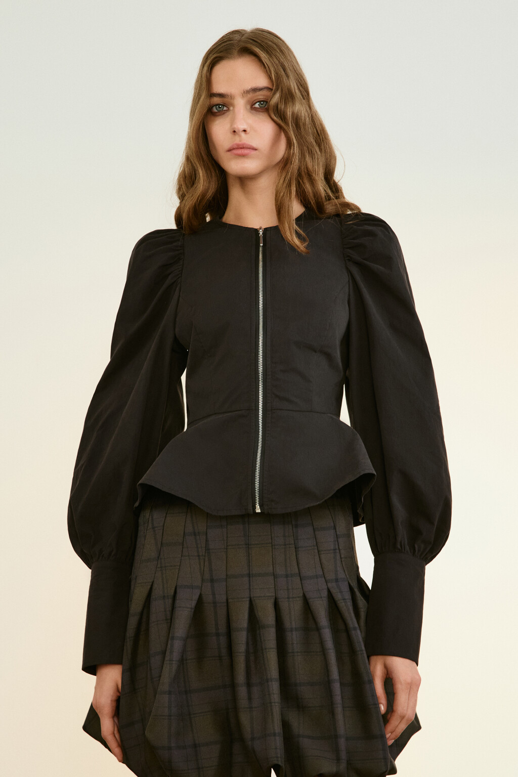 Блузка на молнии с баской - цвет черный - 3