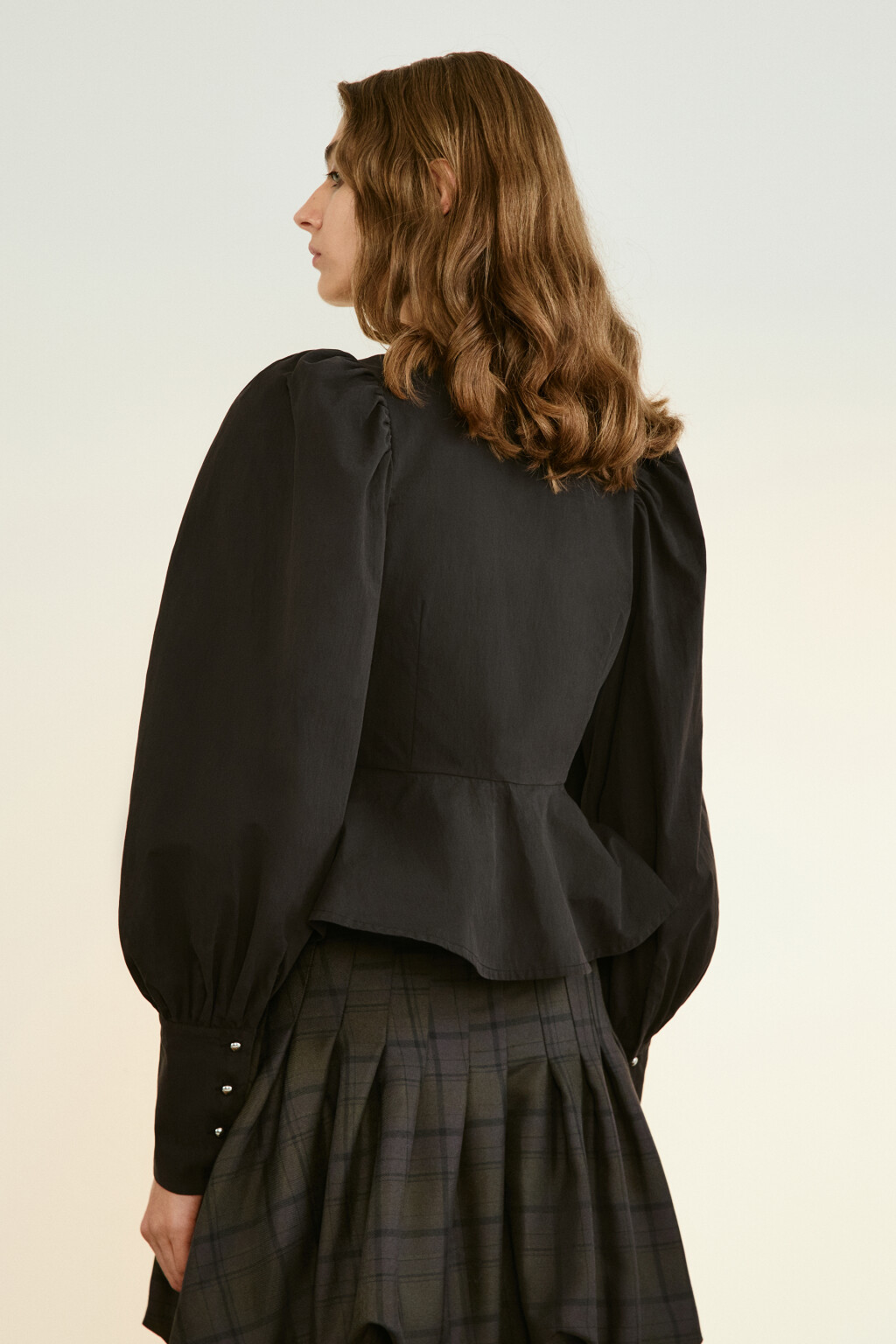 Блузка на молнии с баской - цвет черный - 4