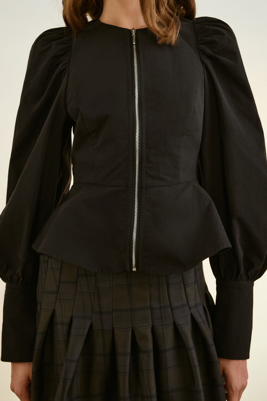 Блузка на молнии с баской - цвет черный - 6