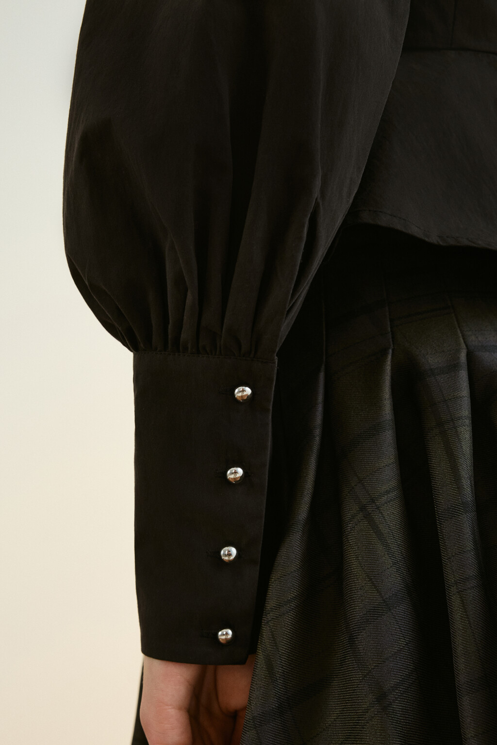 Блузка на молнии с баской - цвет черный - 14