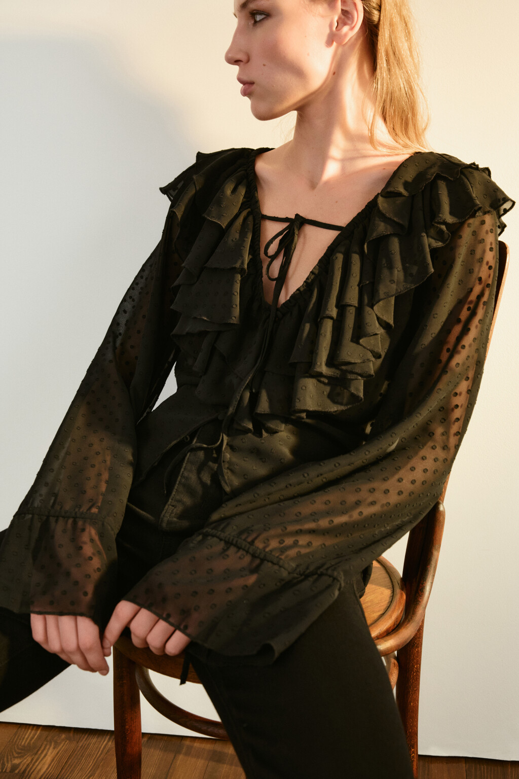 Блузка шифоновая с воланами и завязками - цвет черный - 1
