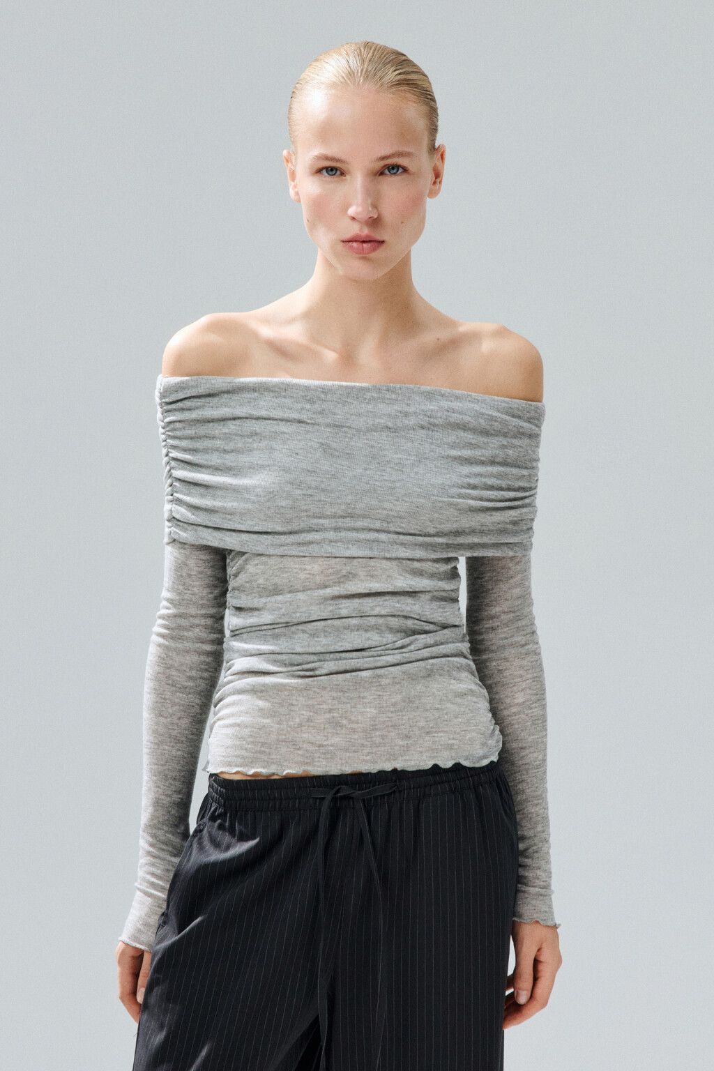 Топ-лонгслив с открытыми плечами - цвет серый - 2