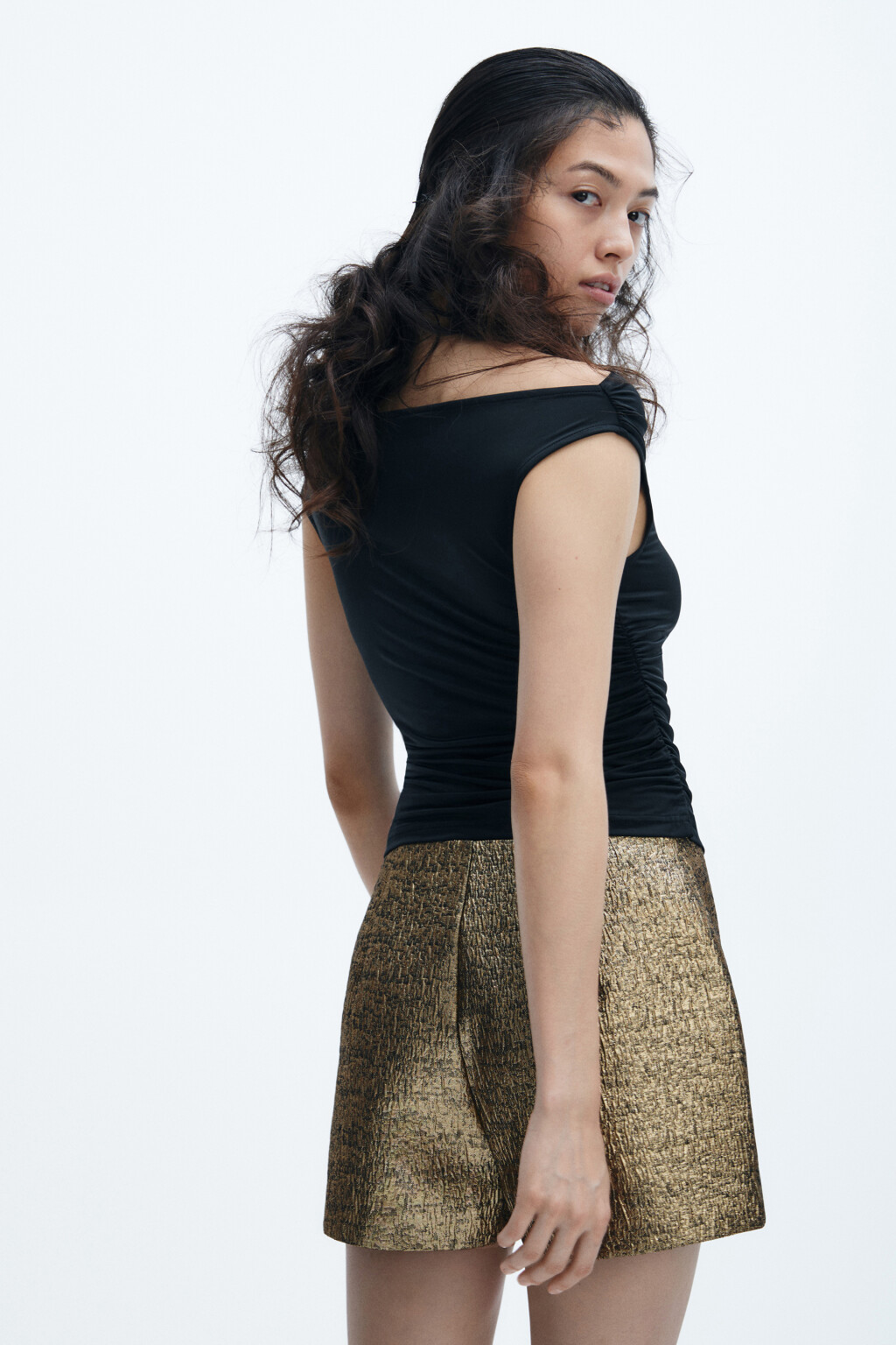 Топ облегающий с открытыми плечами - цвет черный - 3