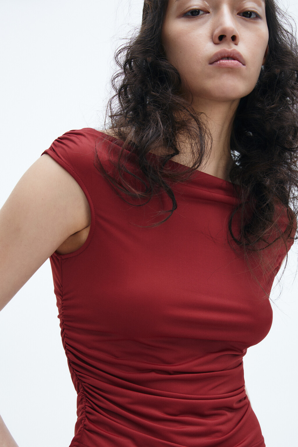 Топ облегающий с открытыми плечами - цвет красный - 4