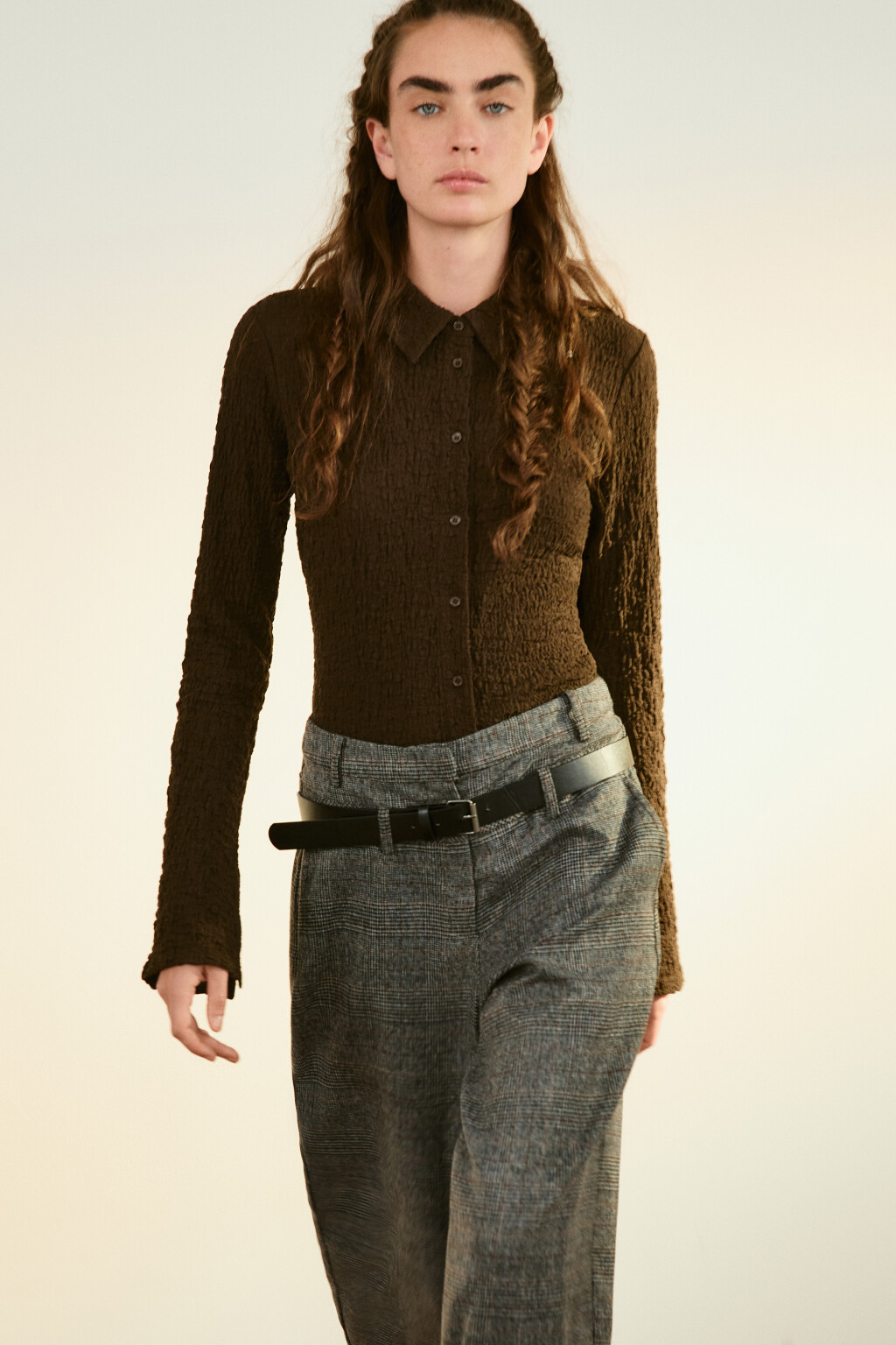 Рубашка облегающая с разрезами - цвет коричневый - 1