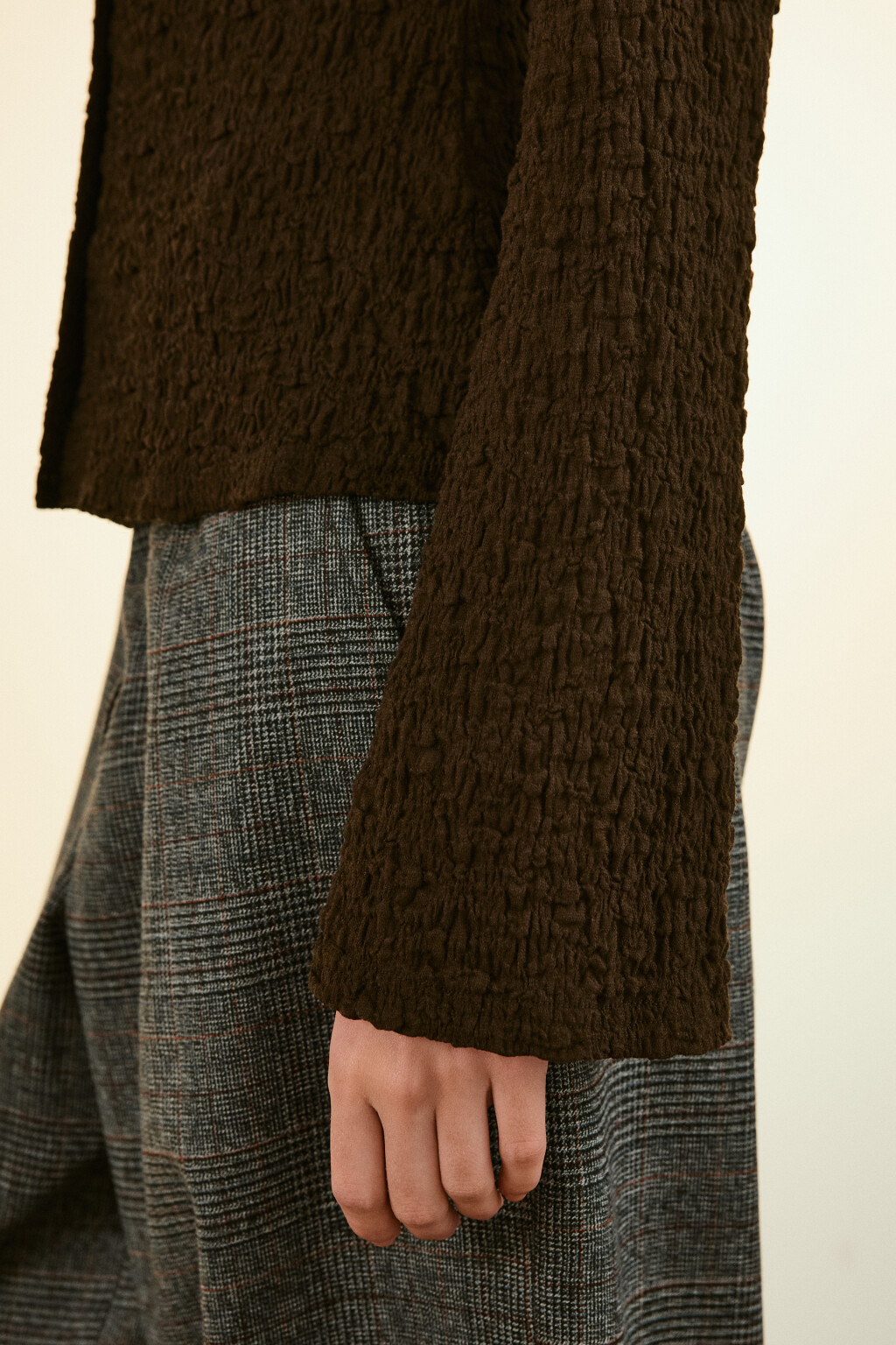 Рубашка облегающая с разрезами - цвет коричневый - 5