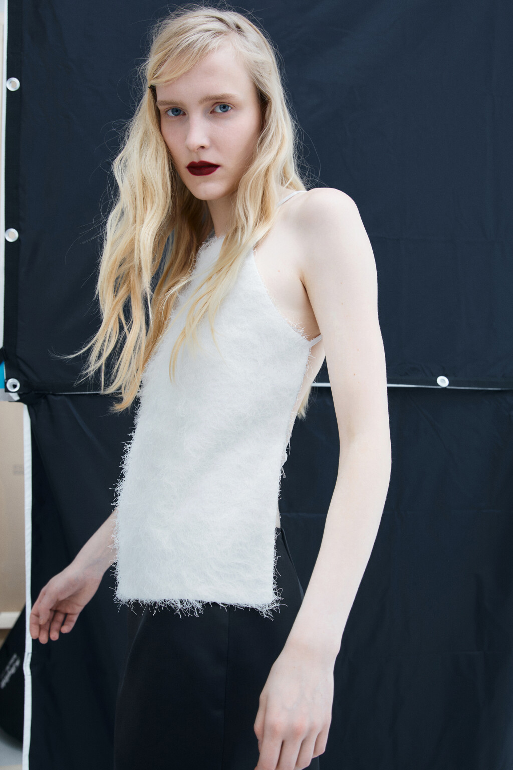 блузка-топ на бретельках с пушистой бахромой - цвет белый - 1