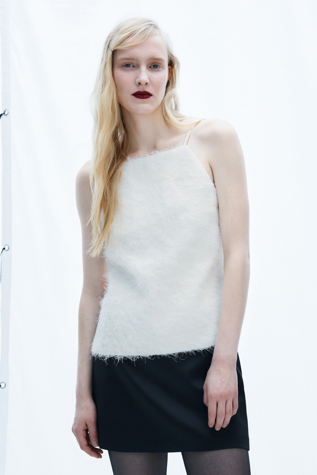 блузка-топ на бретельках с пушистой бахромой - цвет белый - 3