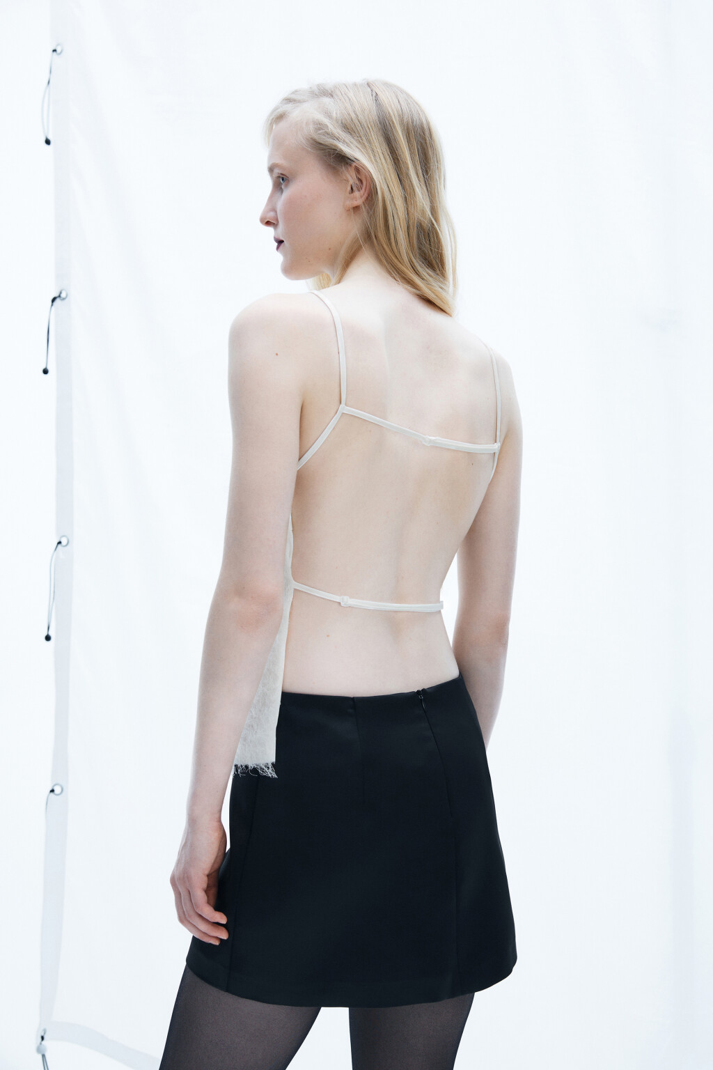 блузка-топ на бретельках с пушистой бахромой - цвет белый - 4