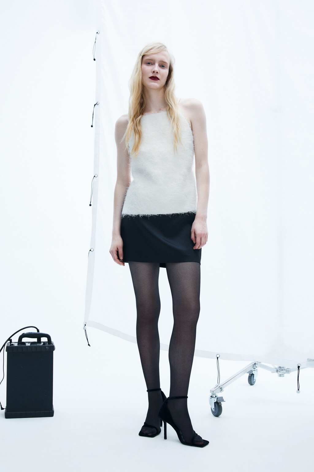 блузка-топ на бретельках с пушистой бахромой - цвет белый - 5