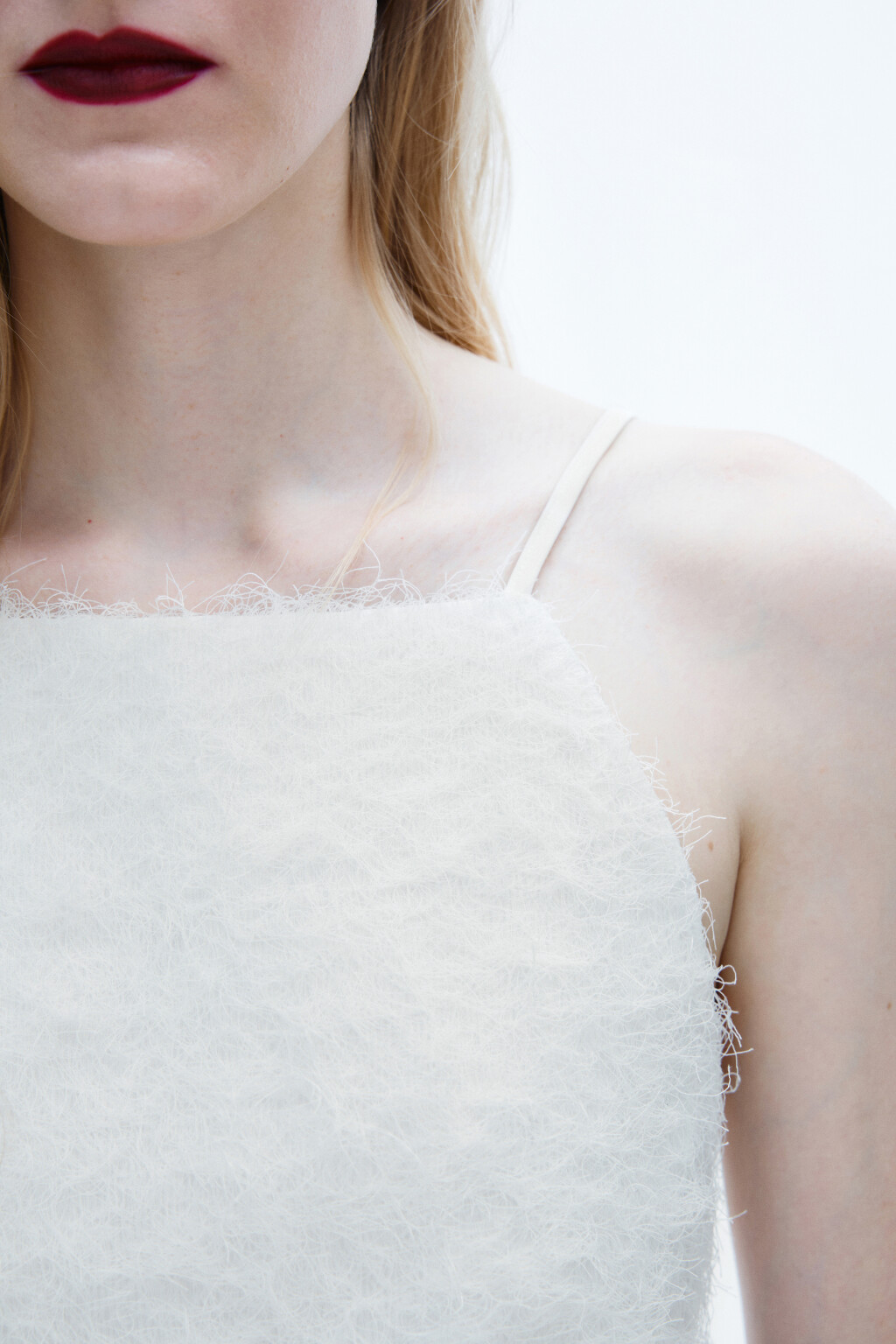 блузка-топ на бретельках с пушистой бахромой - цвет белый - 6